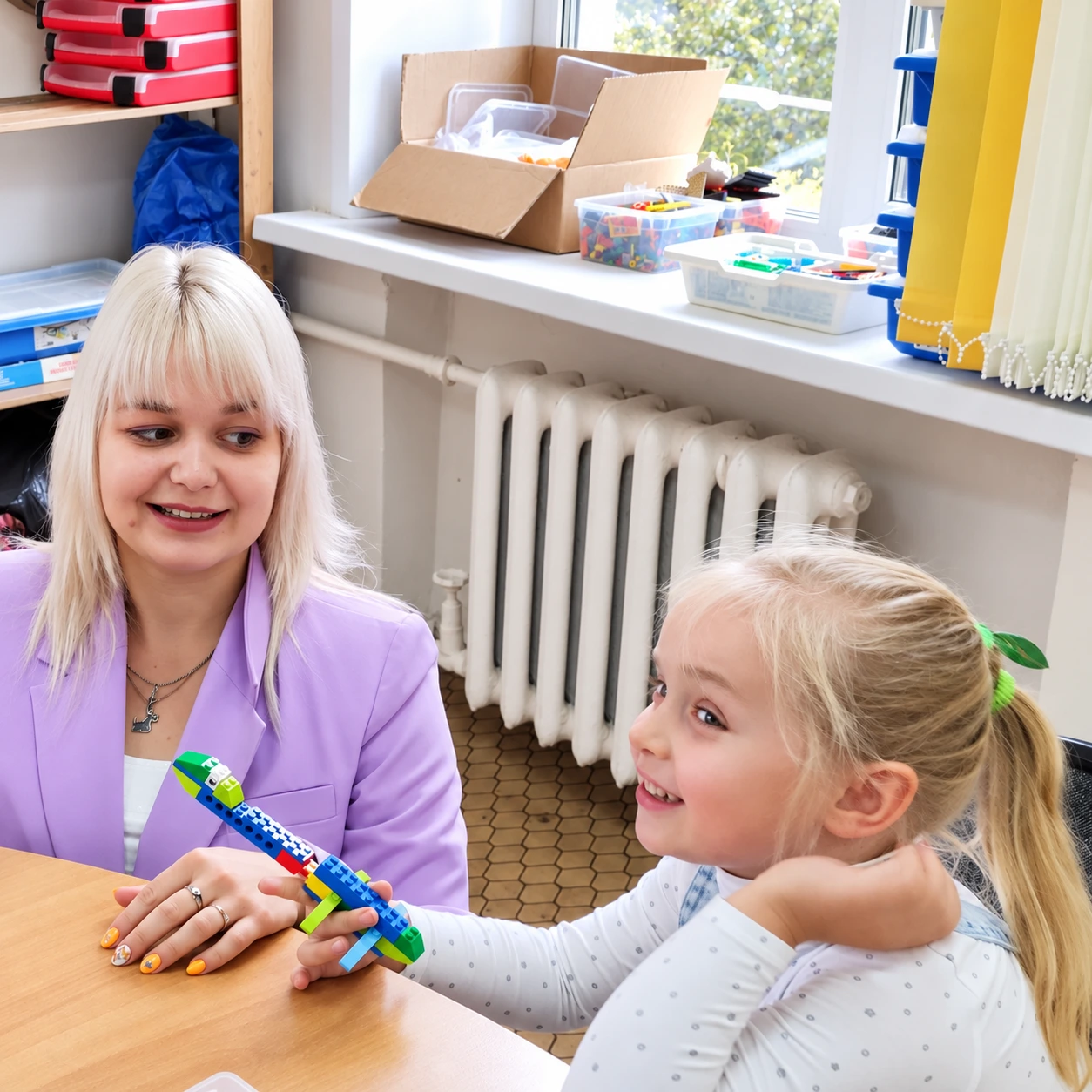 Преподаватель и ученица с LEGO-моделью