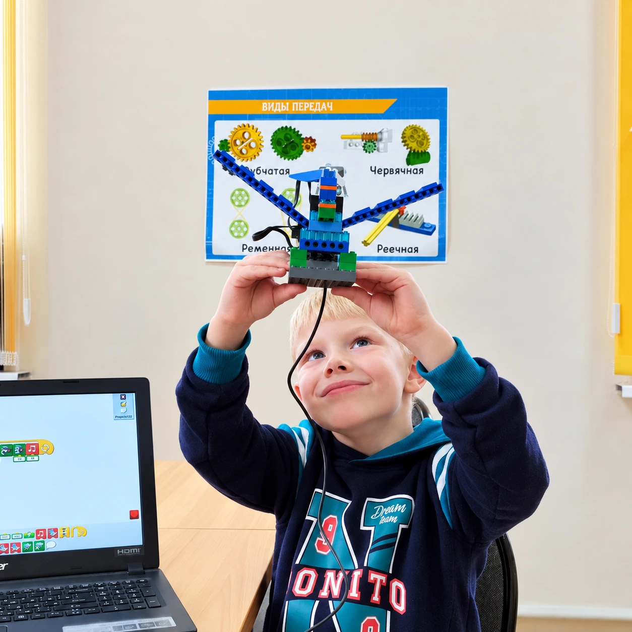 Ученик курса «Ниндзяго» поднимает собранную LEGO-птицу над головой