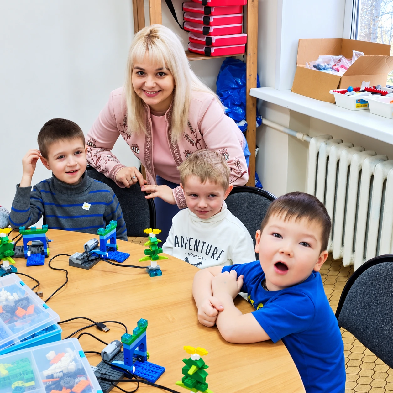 Ученики и преподаватель с новогодними моделями LEGO