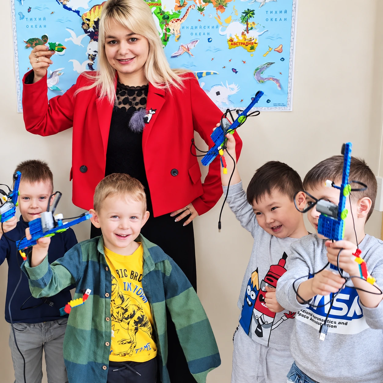 Ученики и преподаватель показывают LEGO-вертолёты