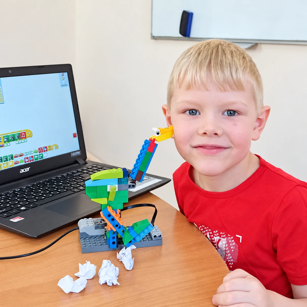 Ученик в красной футболке со своей LEGO-моделью