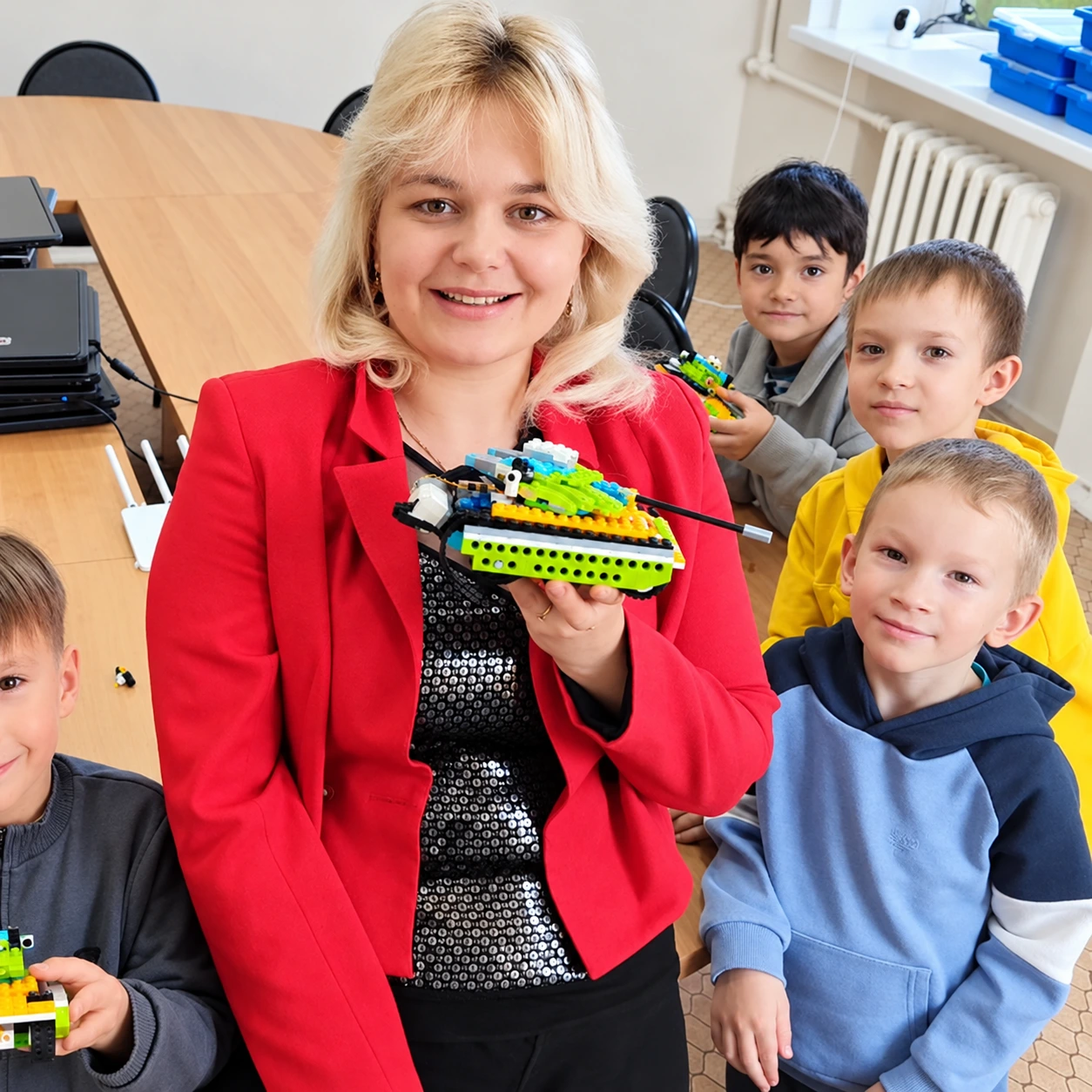 Преподаватель и ученики с моделями