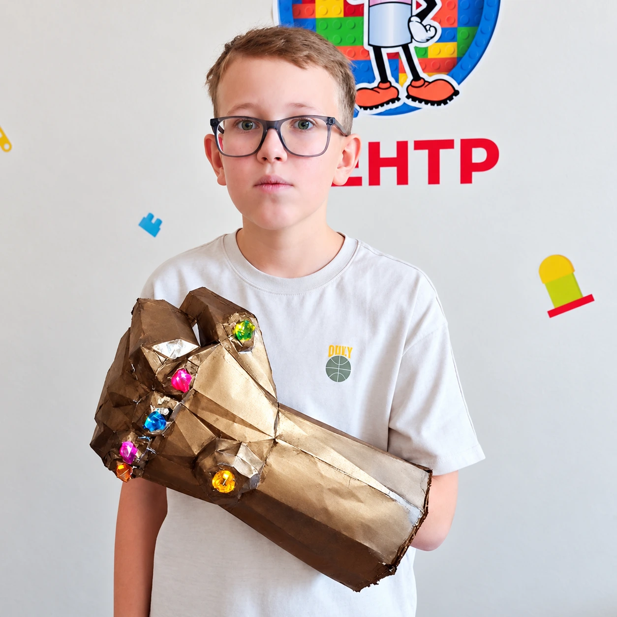 Ученик с самодельной перчаткой