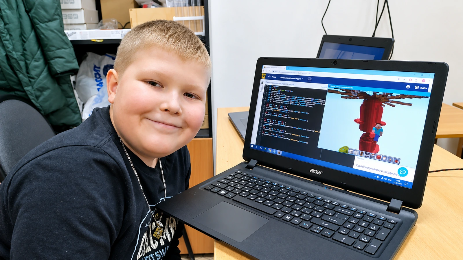 Ученик с кодом JavaScript и моделью дерева в Minecraft