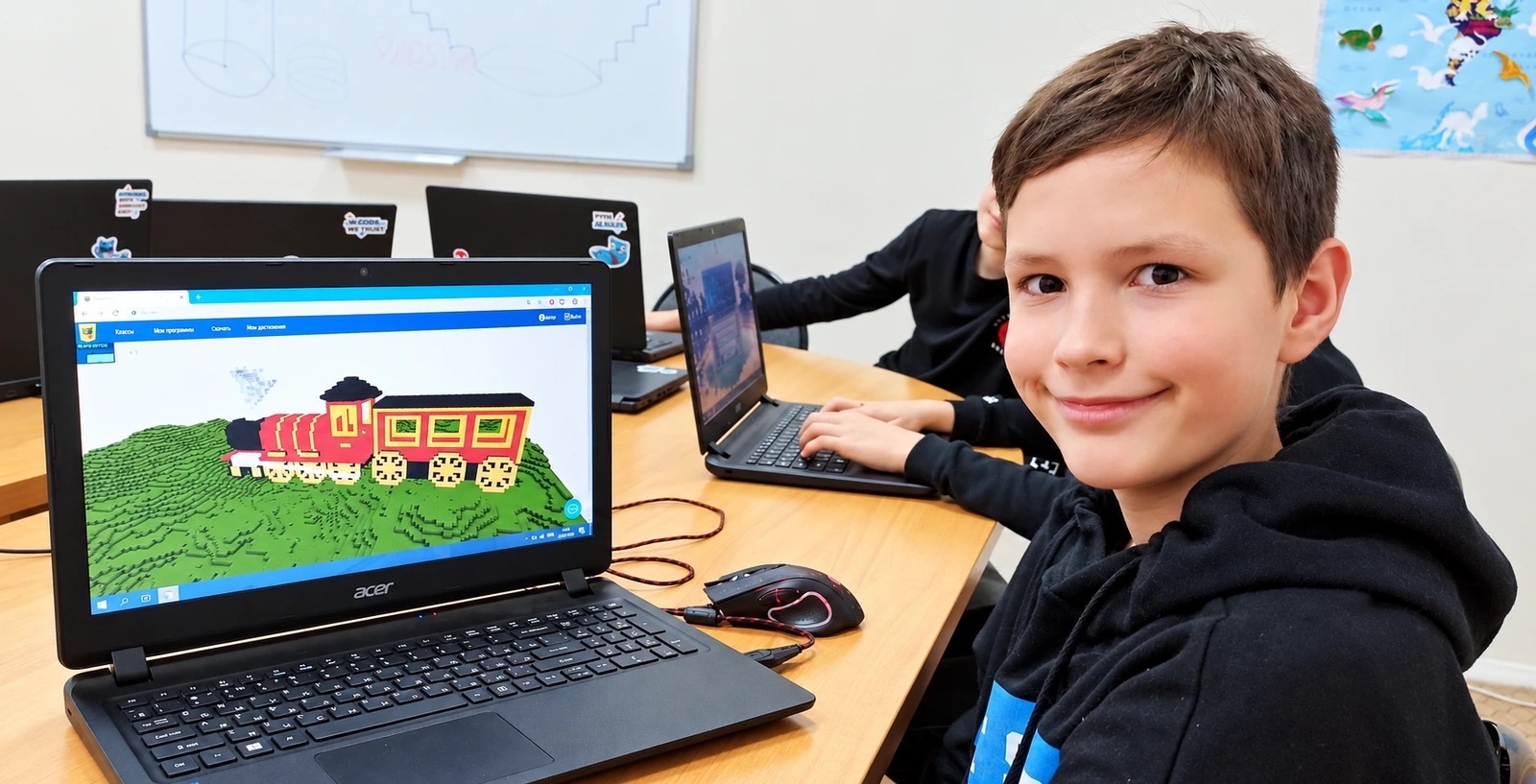 Ученик показывает запрограммированный паровоз в Minecraft