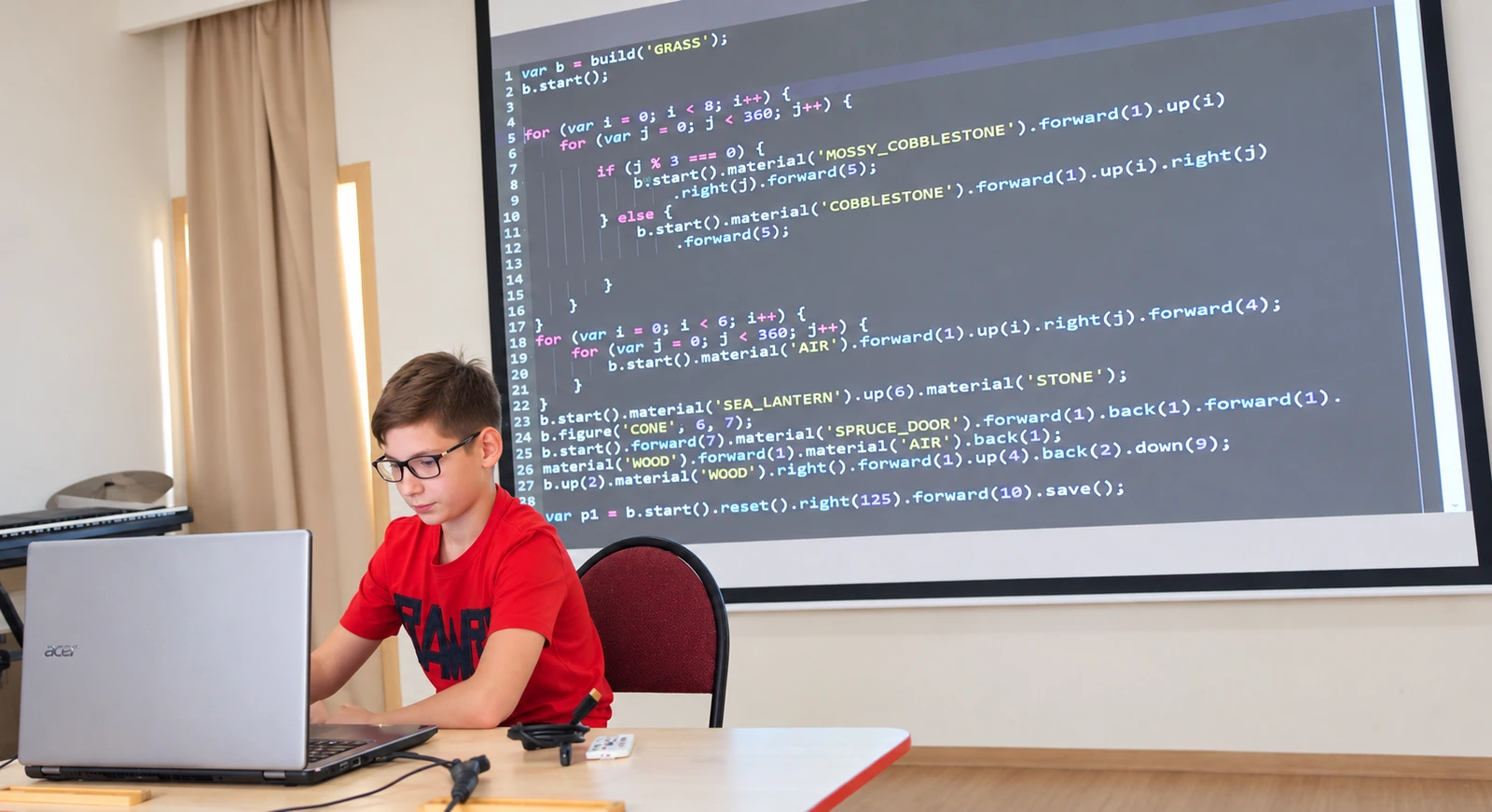 Ученик за ноутбуком на фоне проекции кода JavaScript