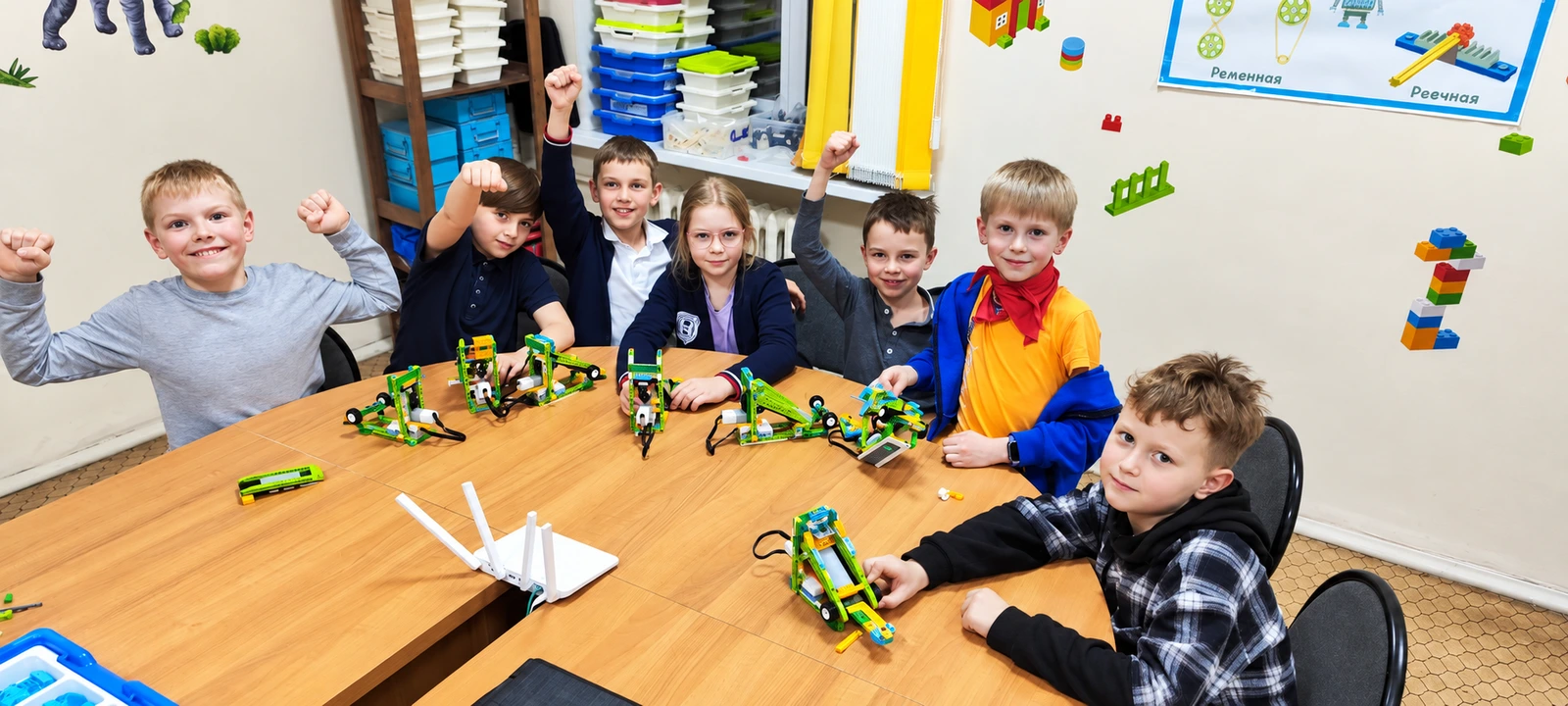 Ученики LEGO-физики за столом со своими механизмами