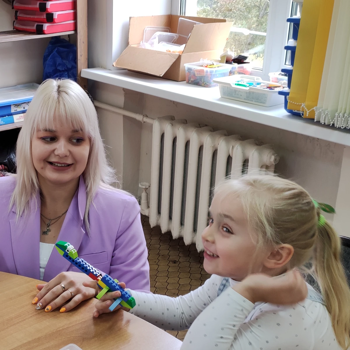 Преподаватель и ученица с LEGO-моделью