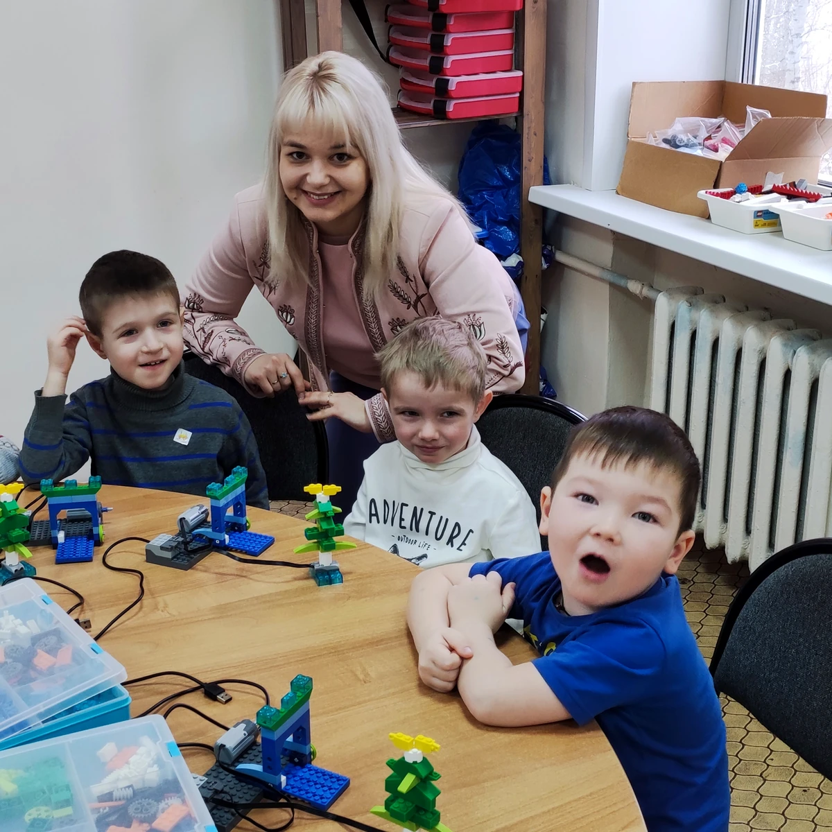 Ученики и преподаватель с новогодними моделями LEGO