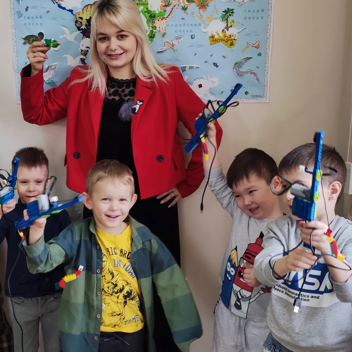 Ученики и преподаватель показывают LEGO-вертолёты
