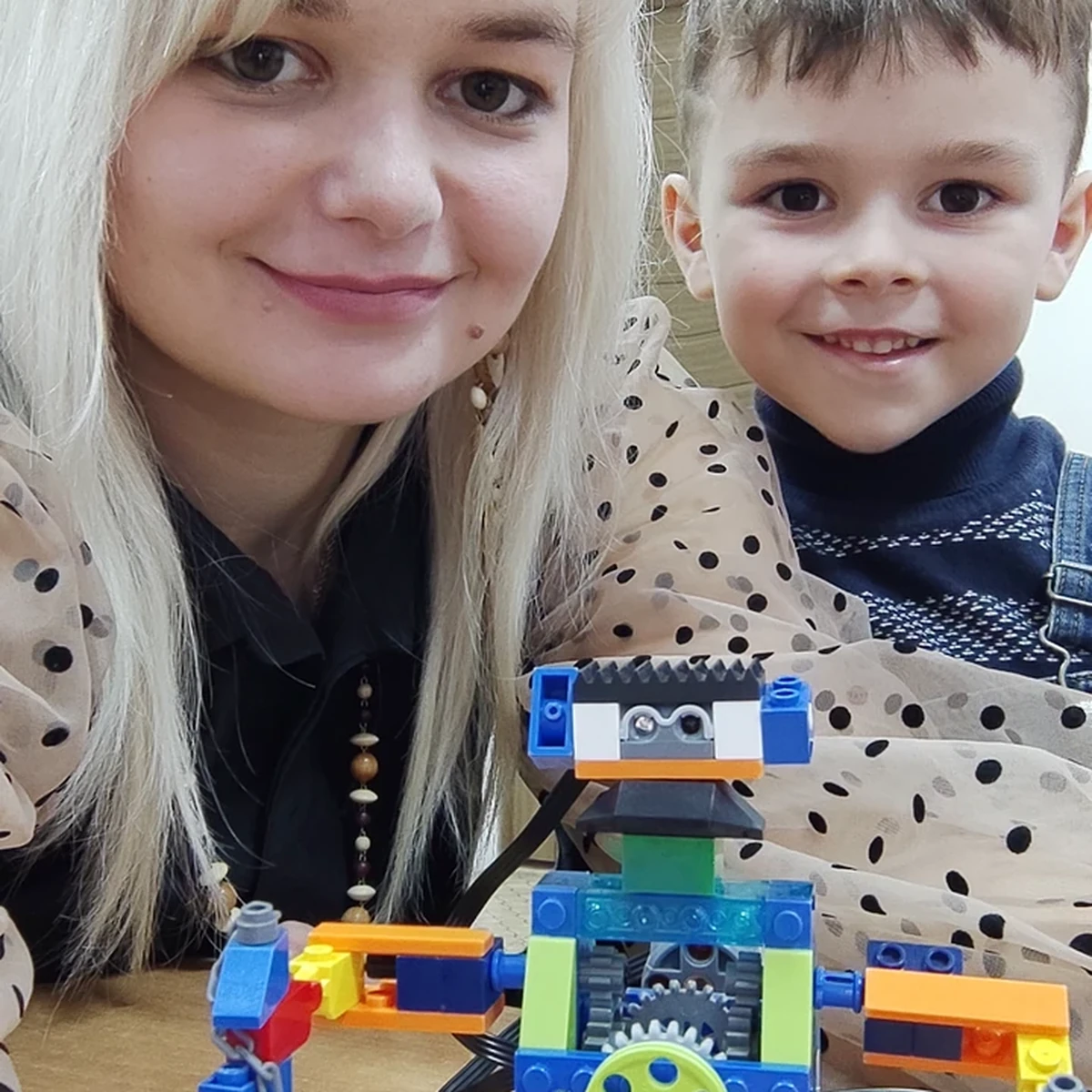 Преподаватель и ученик с роботом Ниндзяго