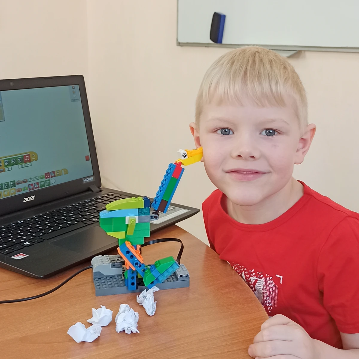 Ученик в красной футболке со своей LEGO-моделью