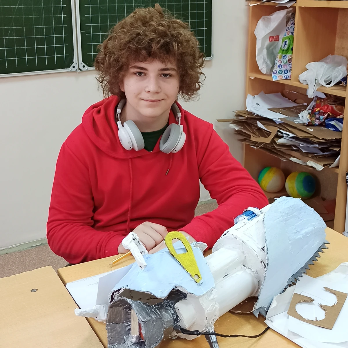 Ученик показывает крупную модель с самодельным корпусом