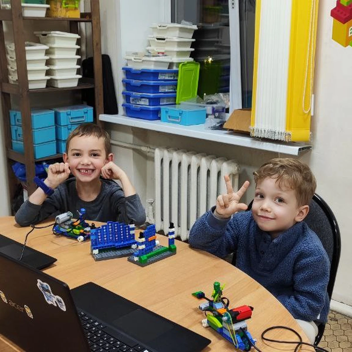 Ученики за столом с роботами Ниндзяго
