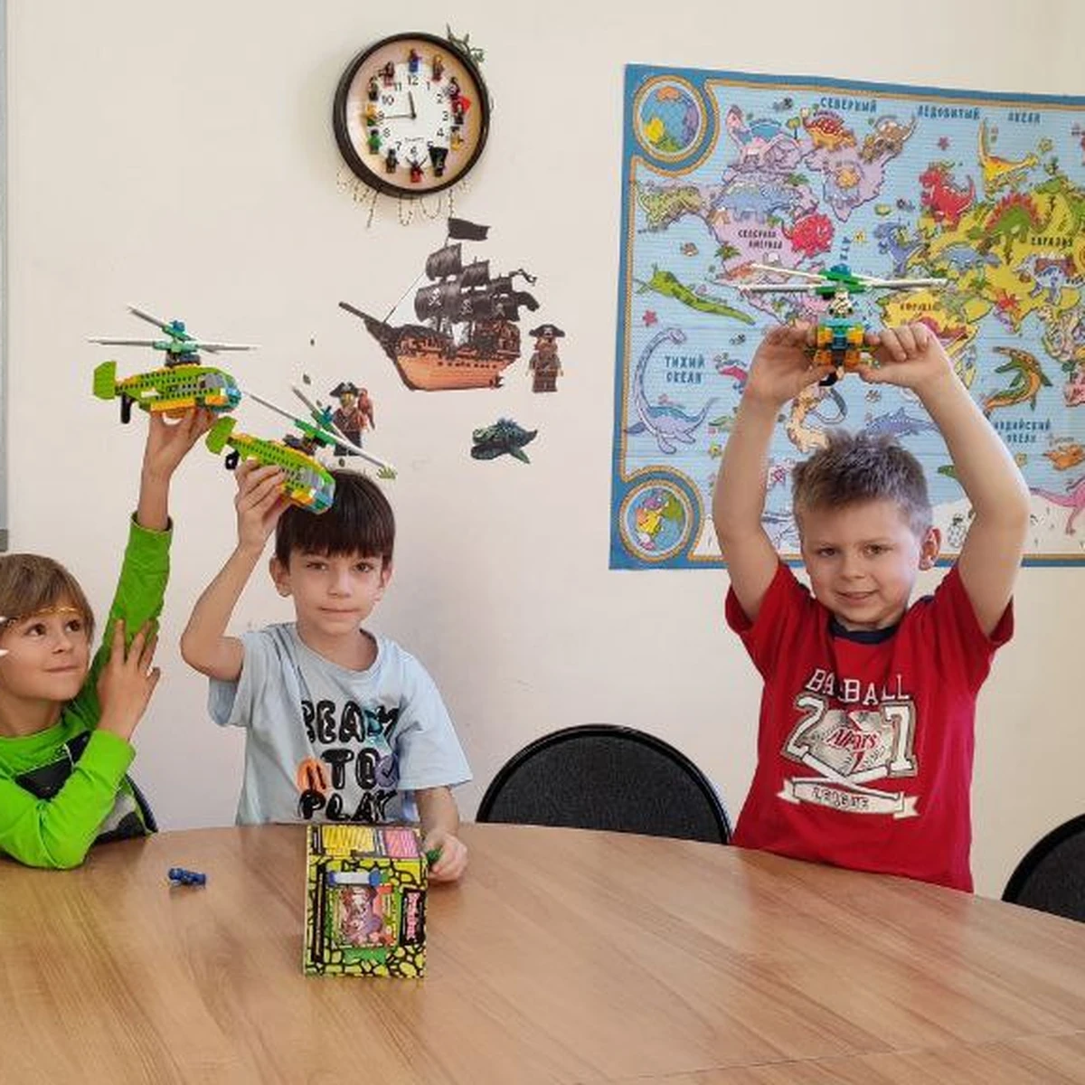 Ученики показывают вертолёты