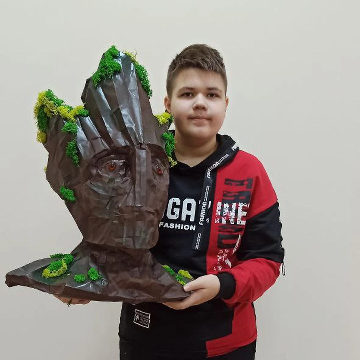 Ученик с самодельной фигурой Грута