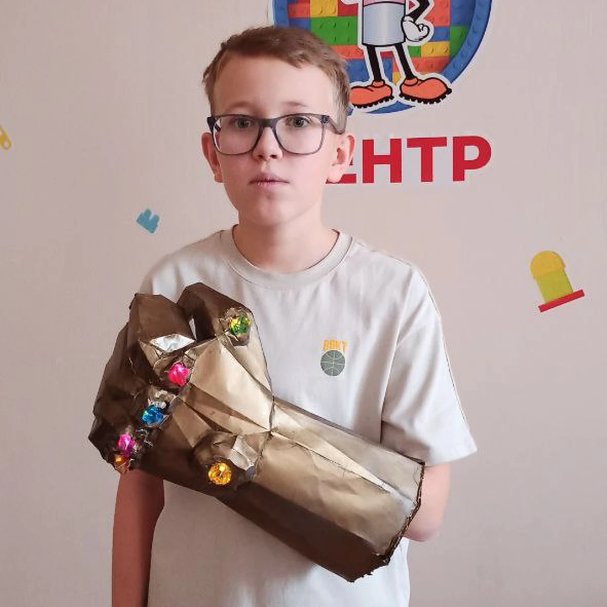 Ученик с самодельной перчаткой