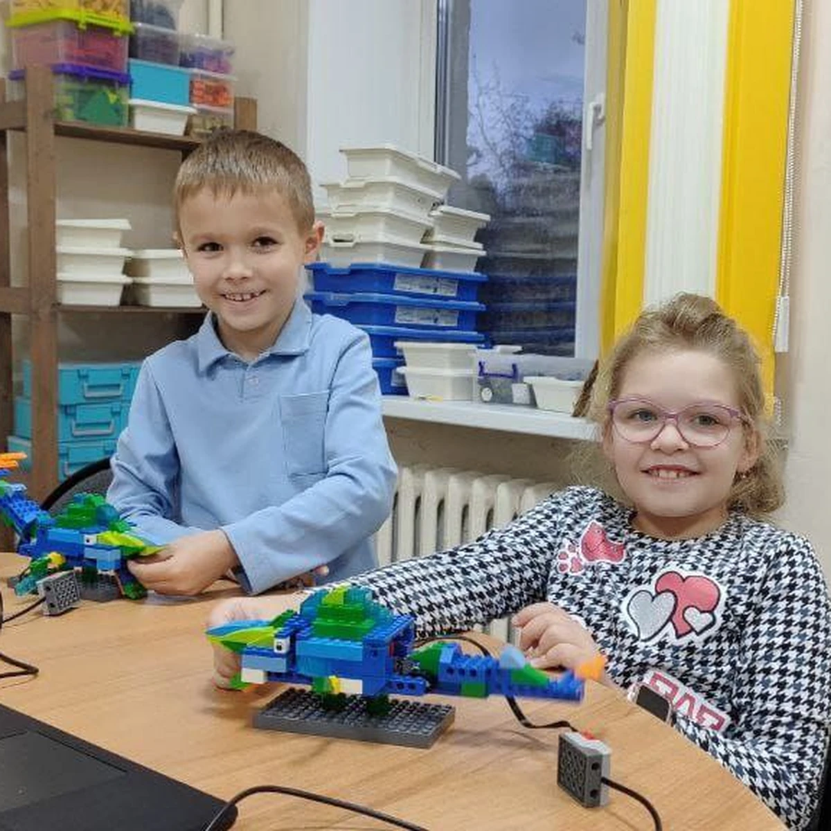 Ученики с моделями динозавров
