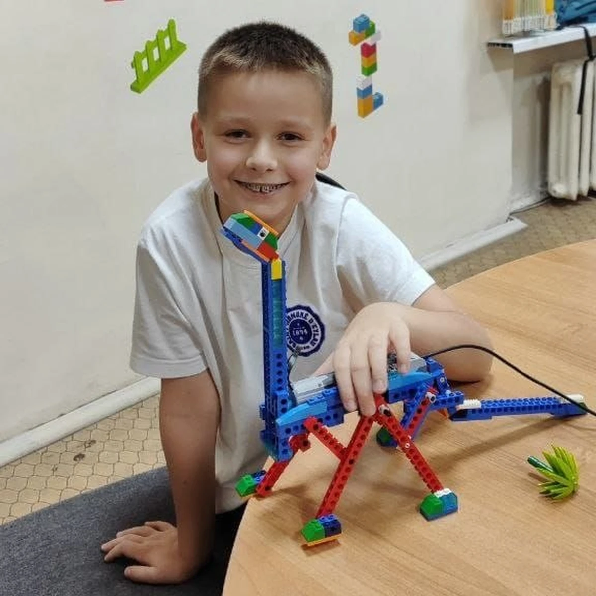 Ученик с длинношеим динозавром