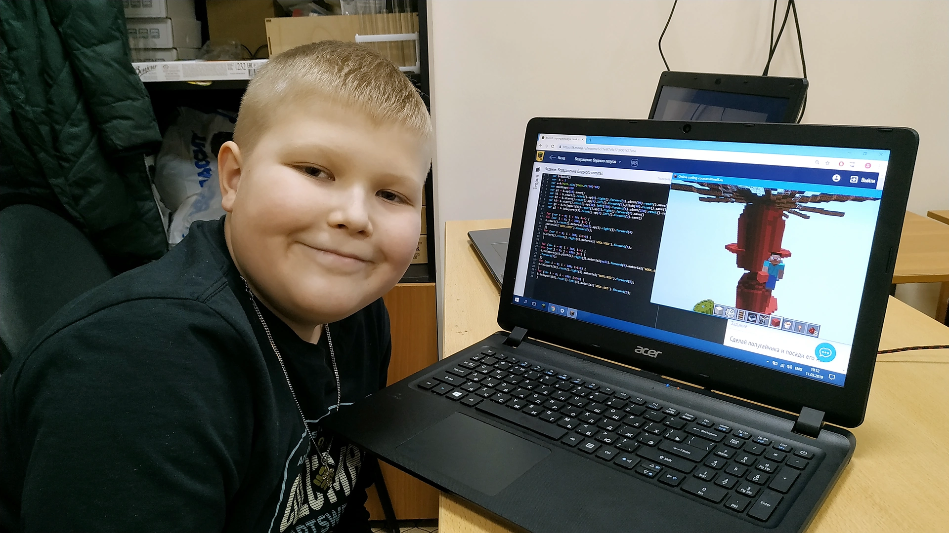 Ученик с кодом JavaScript и моделью дерева в Minecraft