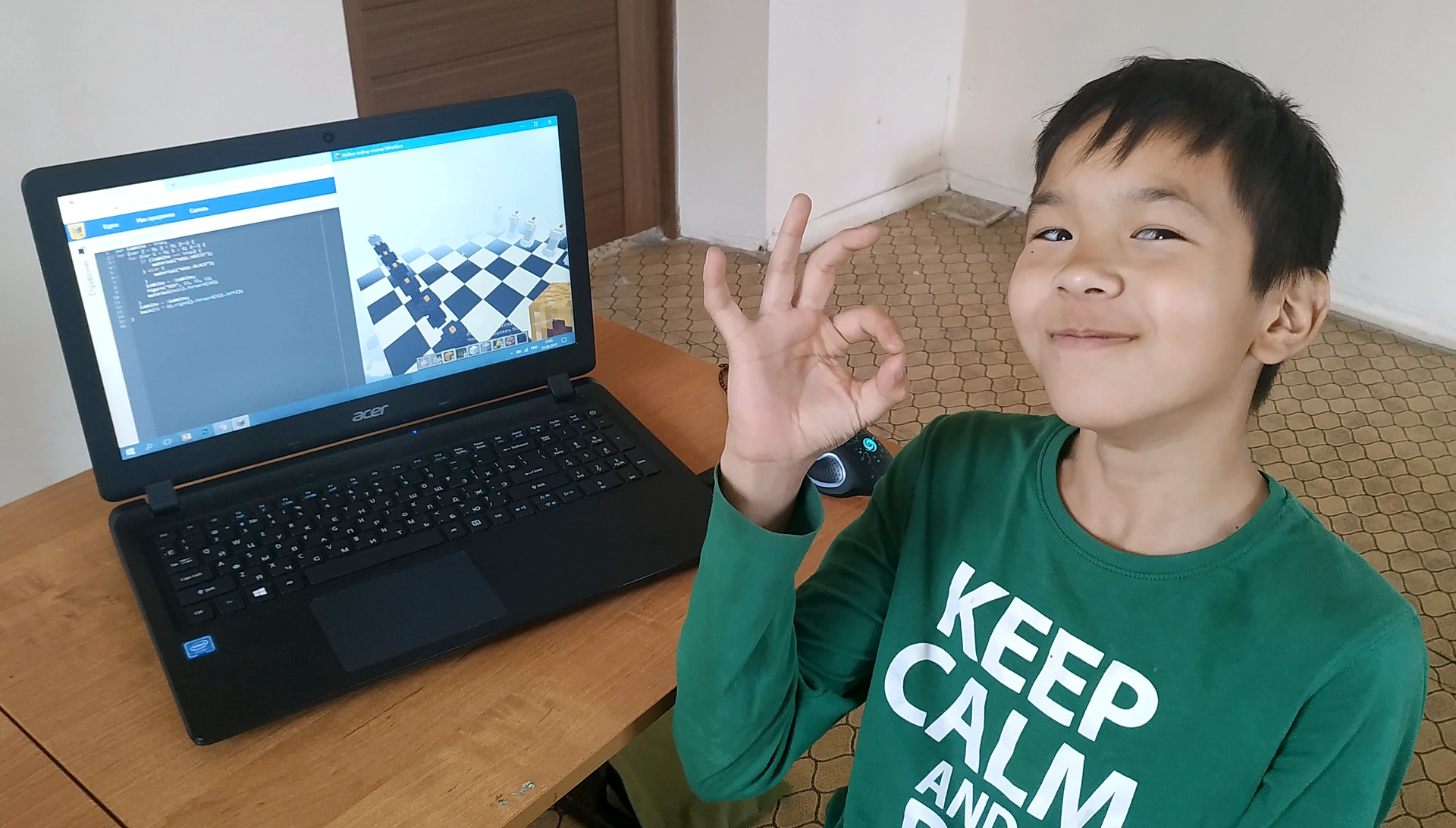 Ученик с шахматной доской, созданной в Minecraft