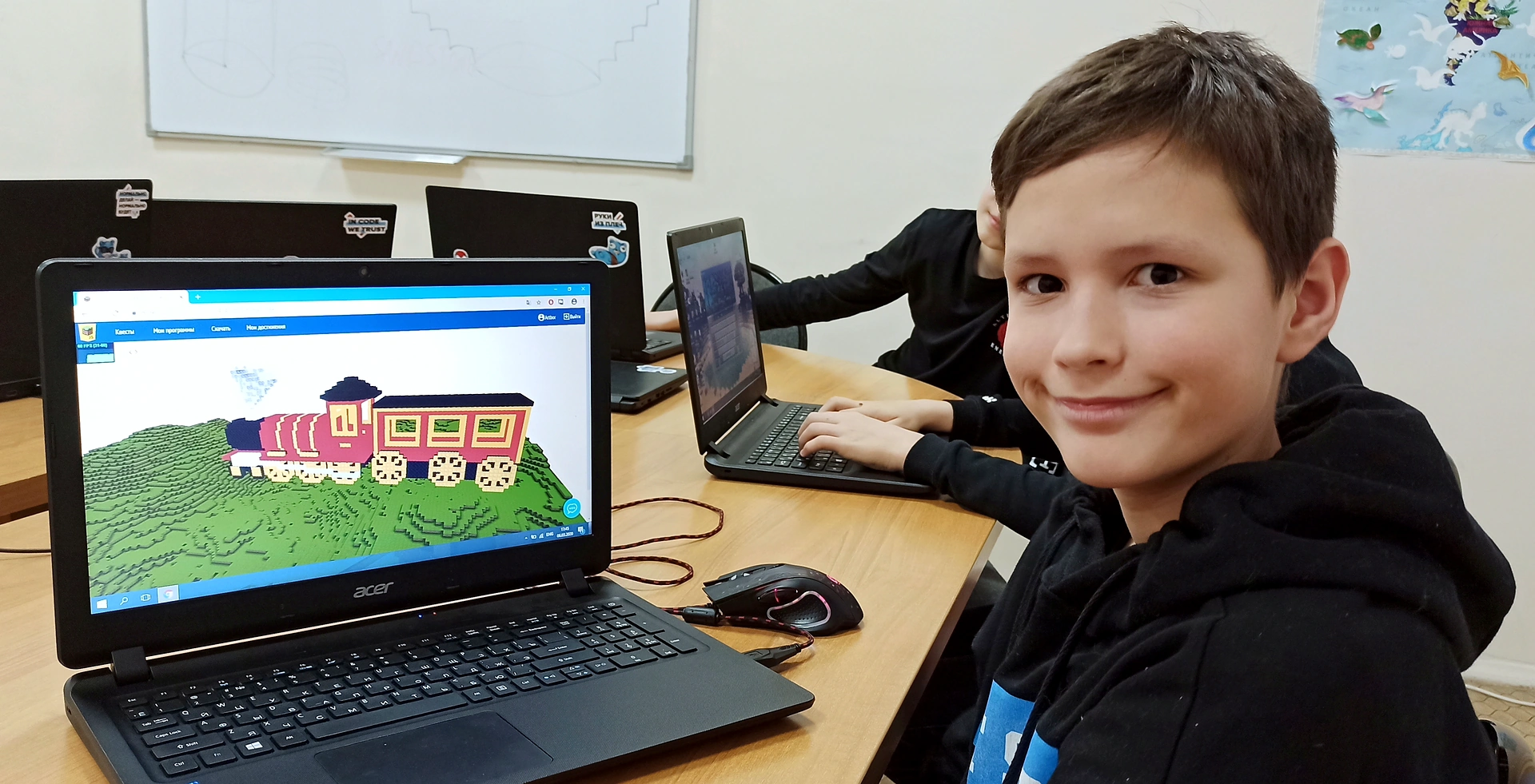 Ученик показывает запрограммированный паровоз в Minecraft